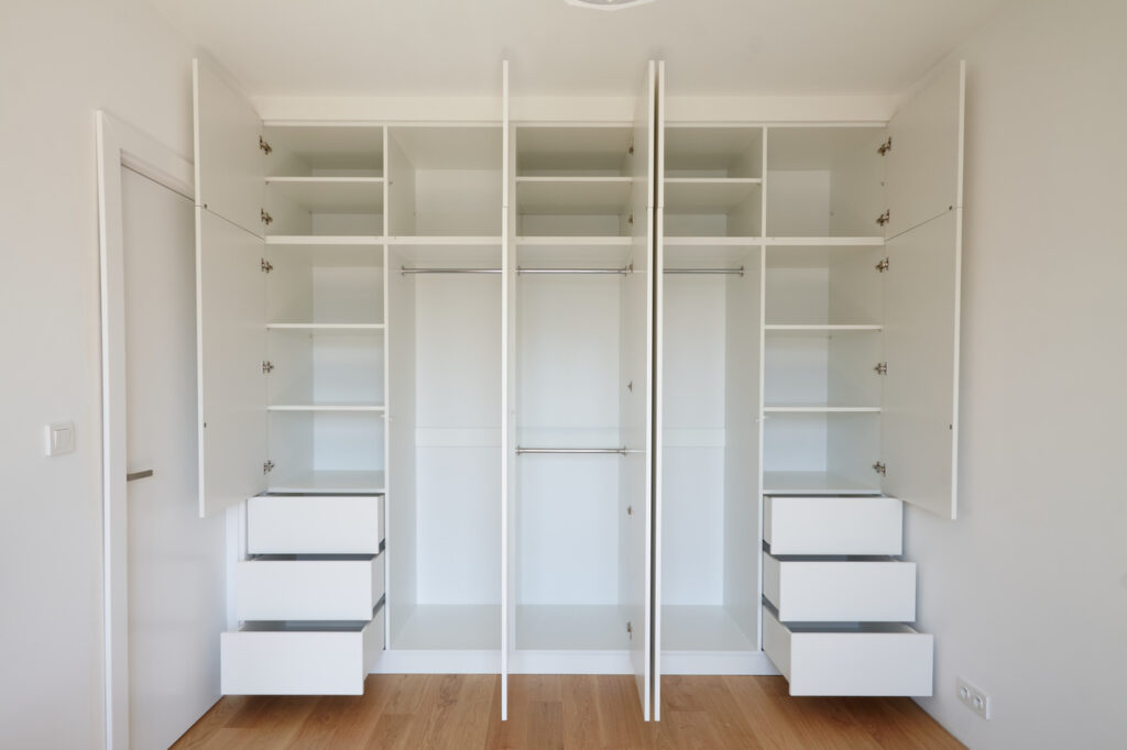 5 pomysłów na funkcjonalną i stylową garderobę na wymiar